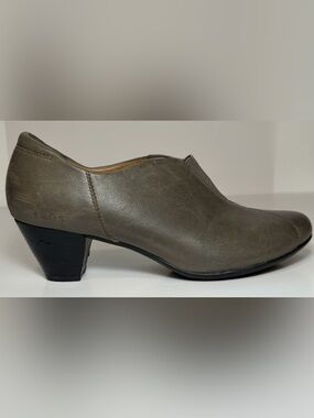 Taos "Gorgeous" Taupe Leather Heeled Slip-On Booties 8.5 39 - LIKE NEW!